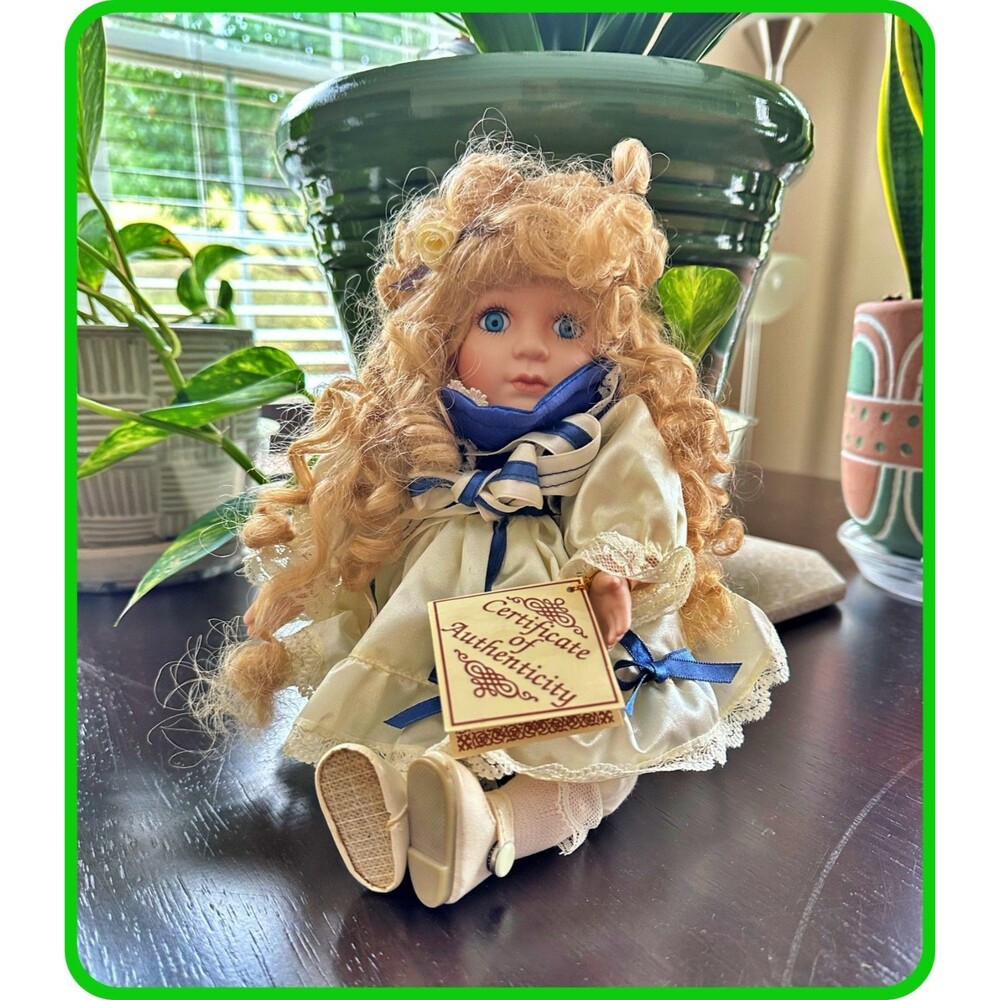 Vintage Dandee 80's SOFT EXPRESSION PORCELAIN DOLL MUSIC BOX w/ Movement